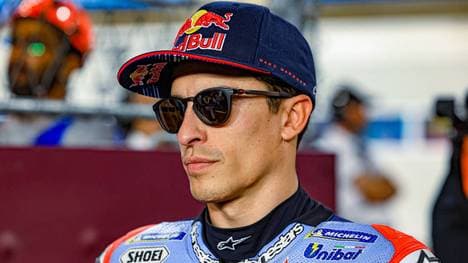 Marc Márquez übertrifft in der MotoGP-Saison 2024 mit dem Gresini-Team seine Ziele und belegt den vierten Platz in Katar. Jorge Lorenzo sieht in ihm einen veränderten Fahrer und hält ihn für einen Titelanwärter, warnt jedoch vor voreiligen Schlüssen. Márquez' zukünftige Entscheidungen bleiben offen.