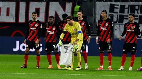 Kevin Trapp vollführte eine Gedenkgeste für Bernd Hölzenbein