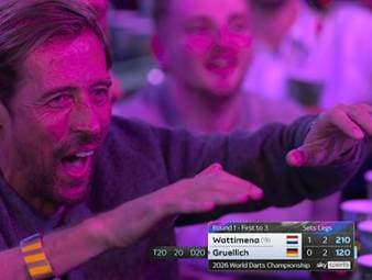 Peter Crouch, ehemaliger Nationalspieler Englands, ist bei der Darts-WM im Alexandra Palace zu Gast und wird von den Fans während des Spiels des Deutschen Dominik Grüllich abgefeiert.