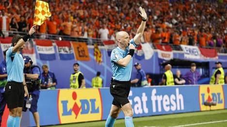 Schiedsrichter Anthony Taylor erkannte das Tor der Niederlange gegen Frankreich nicht an