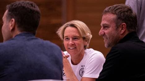 Oliver Bierhoff (l.) und Hansi Flick (r.) zu Besuch