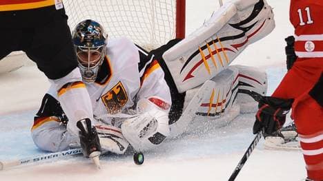 Thomas Greiss (M.) spielte zuletzt 2010 für Deutschland