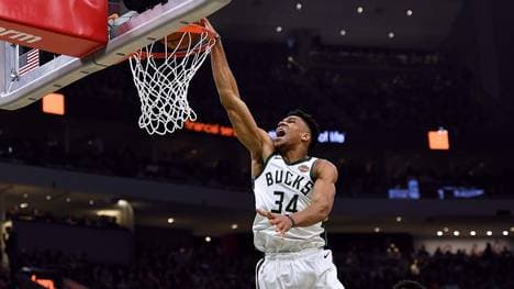 Giannis Antetokounmpo spielt mit den Milwaukee Bucks in Paris Giannis Antetokounmpo spielt seit 2013 in Milwaukee. Seine Fans nennen ihn wegen seiner spektakulären Spielweise nur "The Greek Freak"