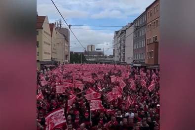 Spektakulärer Fanmarsch zum Jubiläum