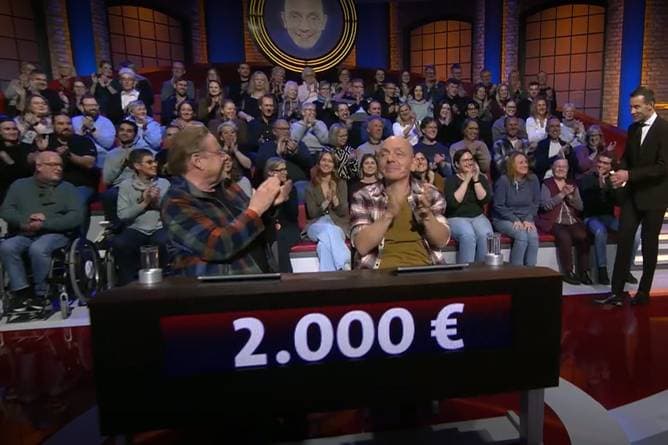 Plötzlich taucht die "Ally-Pally-Wespe" in ARD-Show auf