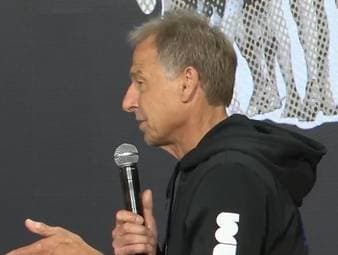 Jürgen Klinsmann lobt die Auftritte von Lionel Messi, Kylian Mbappé und Erling Haaland bei der Weltmeisterschaft. Von Cristiano Ronaldo und den deutschen Stars ist er hingegen enttäuscht.