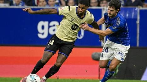 Der FC Barcelona müht sich beim Aufsteiger