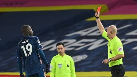 Arsenal-Star Nicolas Pépé flog nach einem Kopfstoß gegen Leeds-Stürmer Ezgjan Alioski von Platz