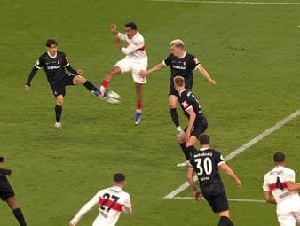 Drama pur im Halbfinale des DFB-Pokals. Der VfB Stuttgart und der SC Freiburg liefern sich bis in die Verlängerung einen packenden Fight. Dort ist es eine ganz feine Aktion, die die Entscheidung für Stuttgart bringt. 