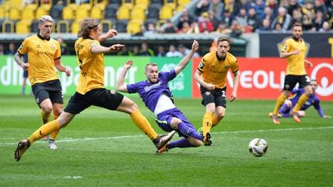 Pascal Köpke (2.v.l.) trifft zur Führung für die Veilchen