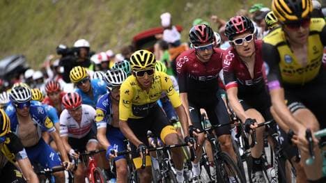 2019 fuhr Egan Bernal (Mitte) im Gelben Trikot über die Ziellinie der Tour