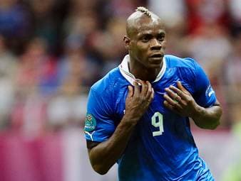 Was macht eigentlich Mario Balotelli? Das „Enfant Terrible“ des Sports, galt früh als italienisches Wunderkind, wurde bei der EM 2012 zum „Deutschland-Schreck“ und fiel immer wieder durch sein extravagantes Verhalten auf. Das macht er heute.