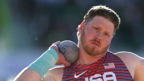Ryan Crouser holt Gold im Kugelstoßen