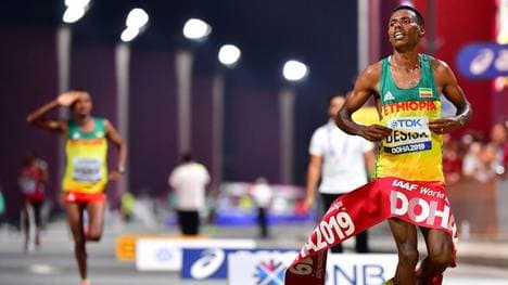 Lelisa Desisa (r.) hat den Marathon bei der Leichtathletik-WM gewonnen