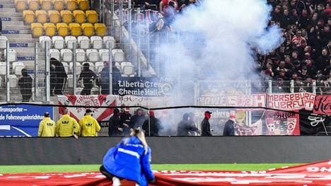 Fans des Halleschen FC stürmten in Jena in der Halbzeit den Innenraum