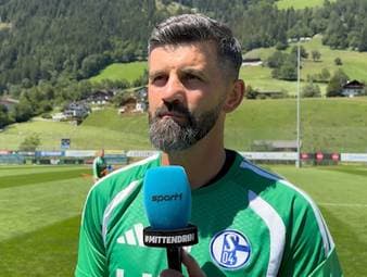 Miron Muslić spricht über die erfolgreiche Transferphase des FC Schalke 04 und erklärt, warum die Zusammenarbeit im Verein derzeit so gut funktioniert.