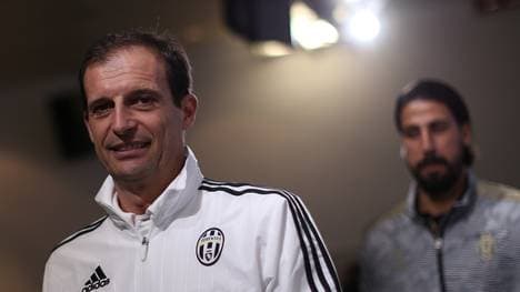 Massimiliano Allegri (l.) hält große Stücke auf Sami Khedira