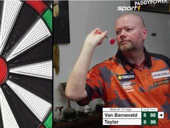 Home-Match für den guten Zweck: In einer kuriosen Neuauflage einer legendären Darts-Rivalität schlägt Raymond van Barneveld Phil Taylor im Live-Fernduell mit 7:6.