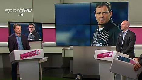 Bernd Heynemann (M.) ist gegen den Videobeweis