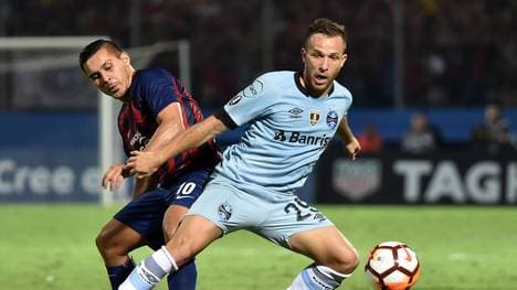 Arthur (r.) wechselt von Gremio Porto Alegre zum FC Barcelona