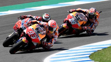 Marc Marquez (vorne) lässt es in seiner Heimat krachen