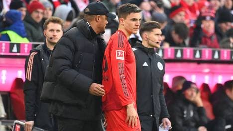 Vincent Kompany (l.) gibt Joao Palhinha ein paar Worte mit