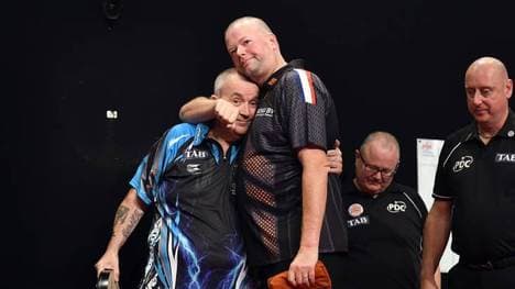 Phil Taylor (l.) hält Raymond van Barneveld für einen Favoritenschreck