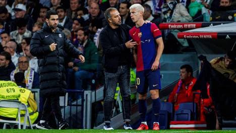 Hansi Flick neben Dani Olmo