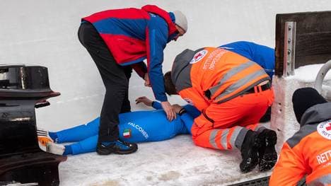 Tania Vicenzino wird nach ihrem Unfall von den Ersthelfern versorgt