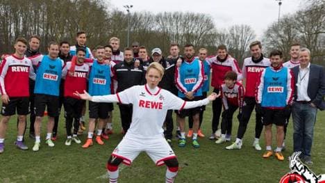 Comedian Carolin Kekebus als Fußballer  Mario Großreuss beim 1. FC Köln