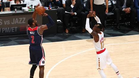 John Wall (l.) war in Spiel sechs nicht zu stoppen