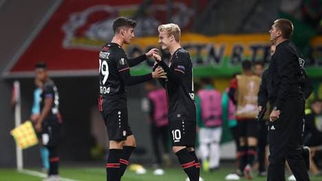 Kai Havertz und Julian Brandt beim Wechsel 