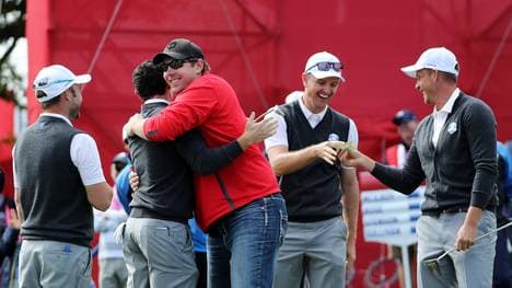 Golf-Superstar Rory McIlroy (2. v. l.) herzt Fan David Johnson