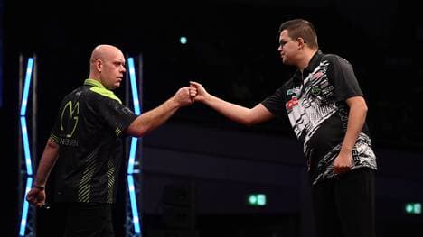 Gian van Veen (r.) hat Michael van Gerwen (l.) als niederländische Nummer eins abgelöst