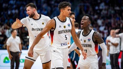 Dennis Schröder feiert Tristan da Silva nach dessen Buzzer Beater