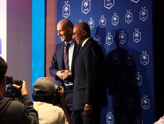 Zinedine Zidane hat sich seinen Lebenstraum erfüllt: Er ist endlich französischer Nationaltrainer. Ein Weltstar mit Aura und besonderem Draht zu den Spielern. Doch wird er die Equipe Tricolore auch taktisch verbessern?