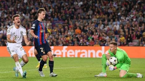 De Jong (m.) und ter Stegen (r.) in Aktion