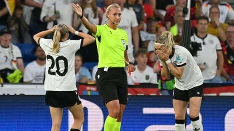 Kathrin Hendrich (r.) sah gegen Frankreich die Rote Karte