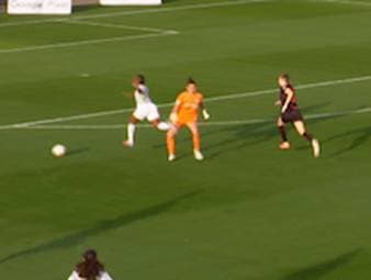 Im Spiel der Google Pixel Frauen-Bundesliga zwischen Bayer 04 Leverkusen und dem VfL Wolfsburg sieht Bayer-Torhüterin Charlotte Voll nach 33 Sekunden die Rote Karte.