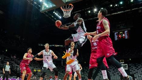 NBA-Star Isaac Bonga (oben l.) zieht gegen Mexiko zum Korb