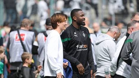 Ko Itakura (l., mit Marcus Thuram) von Borussia Mönchengladbach steht offenbar auf der Einkaufsliste der SSC Neapel