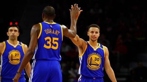 Kevin Durant (m.) und Steph Curry (r.) waren von den Detroit Pistons nicht zu stoppen
