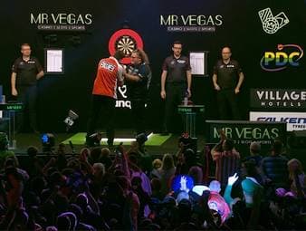 Niko Springer verliert sein Spiel gegen Beau Greaves, steht aber trotzdem im Achtelfinale des Grand Slam of Darts. Damit lässt er Gary Anderson hinter sich.