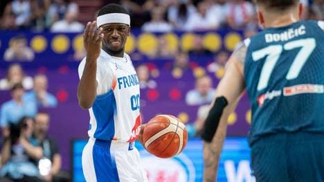 Eine Aktion von Ex-Bayern-Profi Sylvain Francisco sorgt für eine Rudelbildung