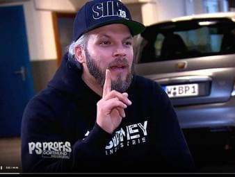 Heute gibt es für die Fans der PS Profis ein Bonbon! Einen Kracher! Einen Auftrag, den so noch nie gab! Gesucht sind die coolsten Tuning-Schleudern des Ruhrpotts! Welches sind die extremsten Spielzeuge im Herzen Nordrhein-Westfalens? JP und Sid finden es heraus und testen unter anderem einen 407 PS starken Golf 2 GT Special auf einem Flugplatz, einen 330 PS starken Polo R WRC und einen Fiat Abarth 695 Biposto
