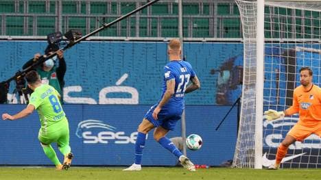 Renato Steffen (L) erzielt das 1:0 für den VfL Wolfsburg gegen die TSG Hoffenheim