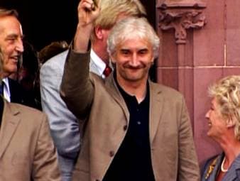 Er war Weltmeister, gewann die Champions League und wurde als DFB-Teamchef Vizeweltmeister. Für die Fans gibt es nun einen Rudi Völler. Wie steht er heute zur legendären Fan-Hymne?