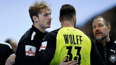 Till Klimpke (l.) musste Andreas Wolff schon nach elf Minuten Platz machen