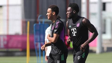 Jamal Musiala (l.) und Alphonso Davies sind gute Freunde