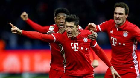 Robert Lewandowski (M.) erzielte den späten Ausgleich für den FC Bayern